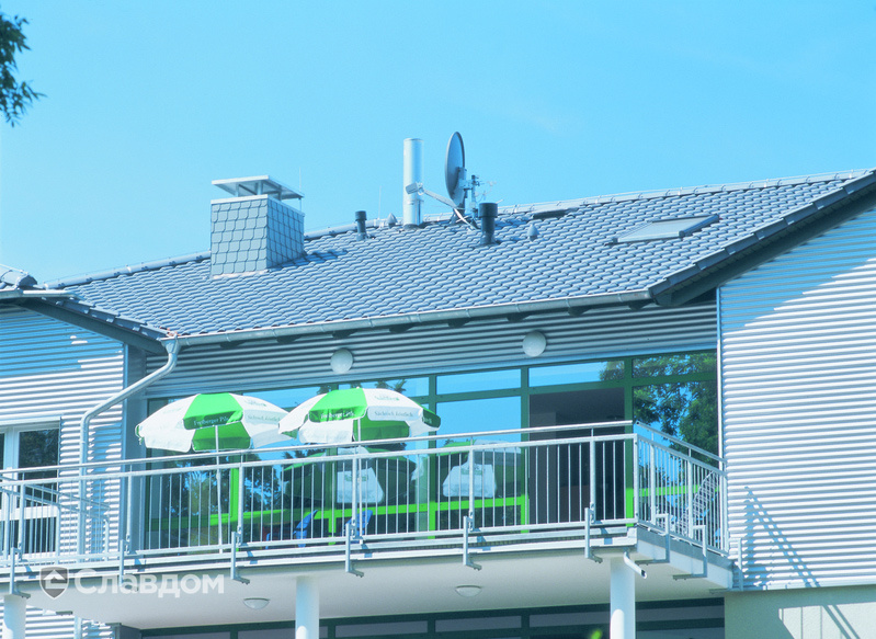 Многоквартирный дом с крышей из черепицы Creaton Futura Grau engobiert