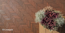 Территория частного дома с применением брусчатки Penter Baltic Klinker Pavers Nuance STT65
