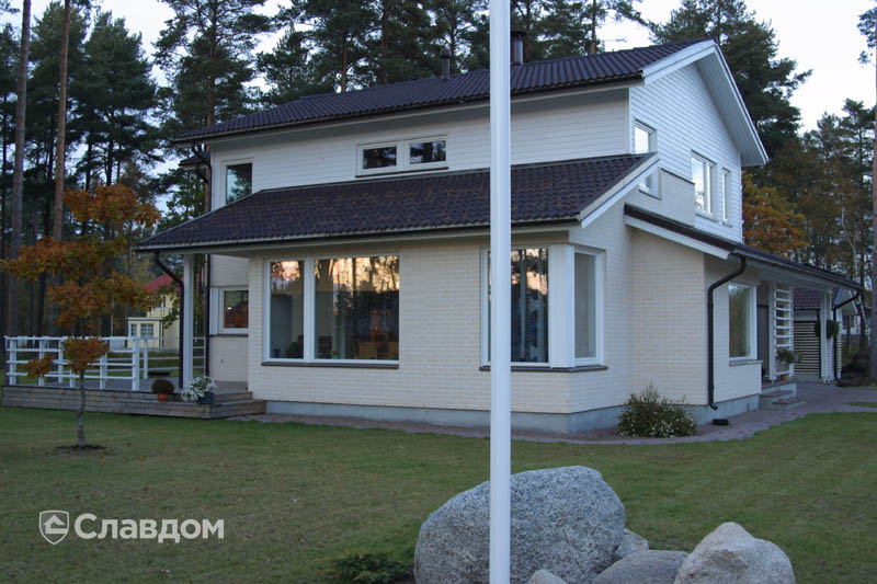 Жилой дом с черной крышей с облицовкой кирпичом Terca Kuura гладкий