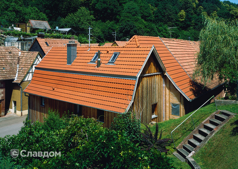 Деревянный дом с крышей из черепицы Creaton Herzziegel Naturrot