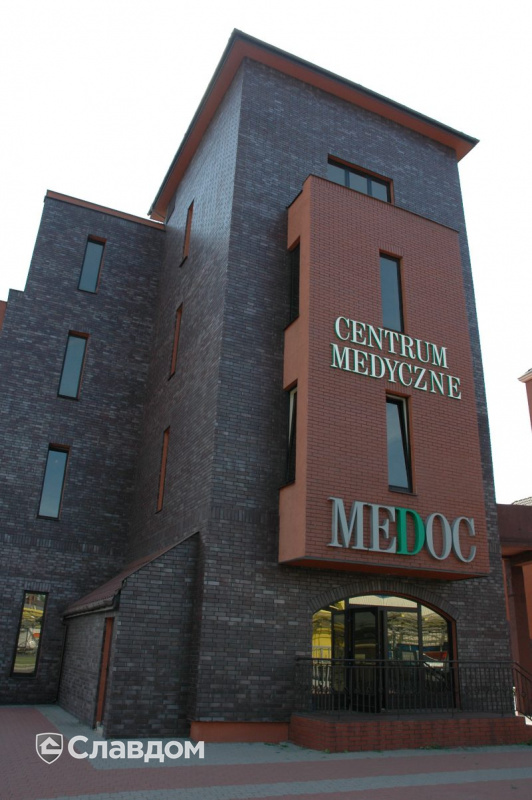 Медицинский центр Medoc с облицовкой кирпичом Roben Adelajda