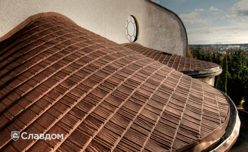Крыша церкви с использованием композитной черепицы AeroDek (DECRA) Stratos цвет тик
