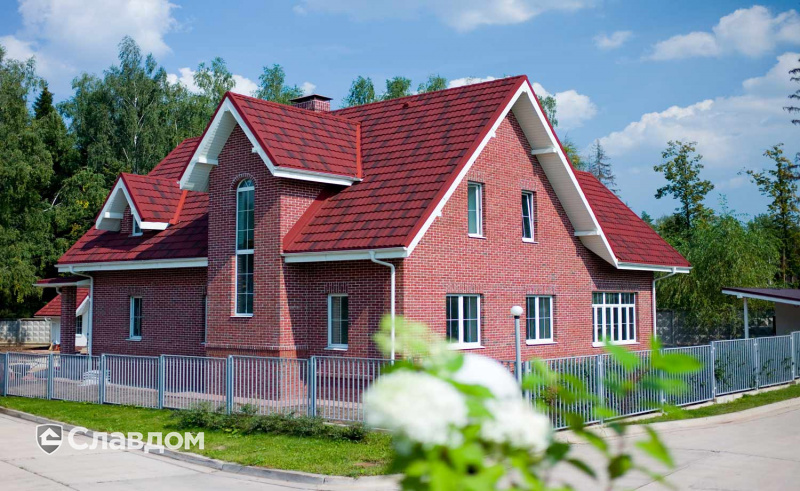 Загородный дом с покрытием крыши из композитной черепицы METROTILE МетроБонд красно-черный