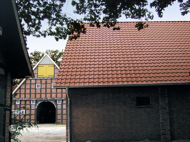 Жилой дом с применением керамической черепицы Koramic Alegra 9 red Engobe (Польша)