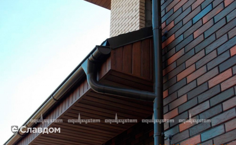Частный дом с применением водосточной системы AQUASYSTEM цвет темно-коричневый