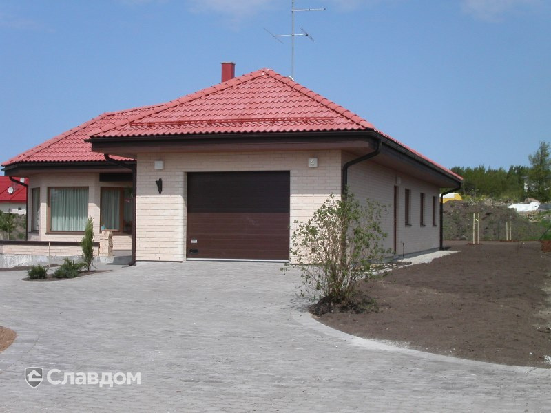 Коттедж с красной крышей с облицовкой кирпичом Terca Kuura гладкий