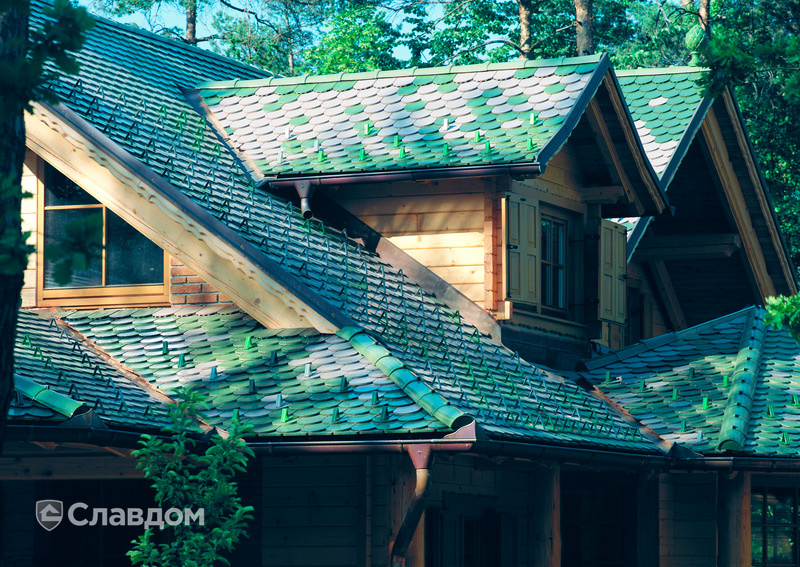 Домик в лесу с крышей из черепицы Creaton Biber Klassik Grun Glasiert.