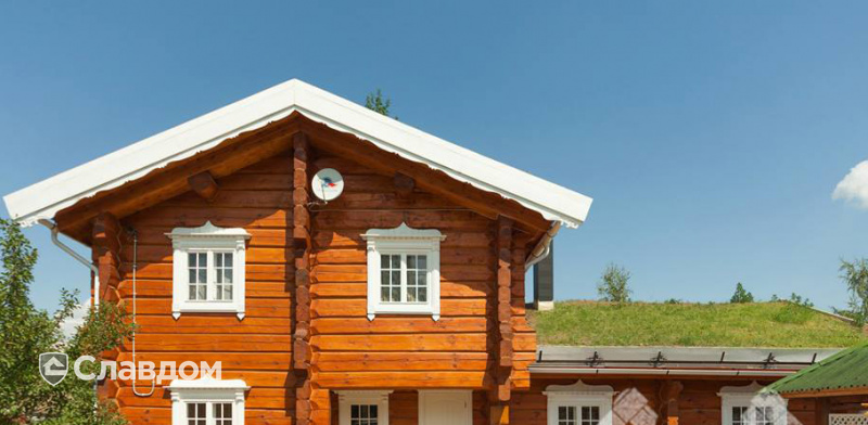 Частный дом в Калужской области с зеленой крышей BAUDER