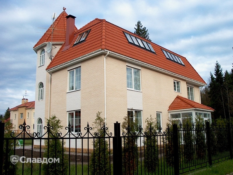 Двухэтажный дом с красной крышей с облицовкой кирпичом Terca Kuura гладкий