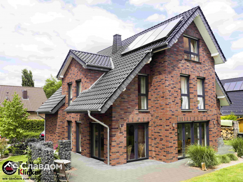 Трехэтажный загородный дом с облицовкой кирпичом Feldhaus Klinker 380 carasi azur liso