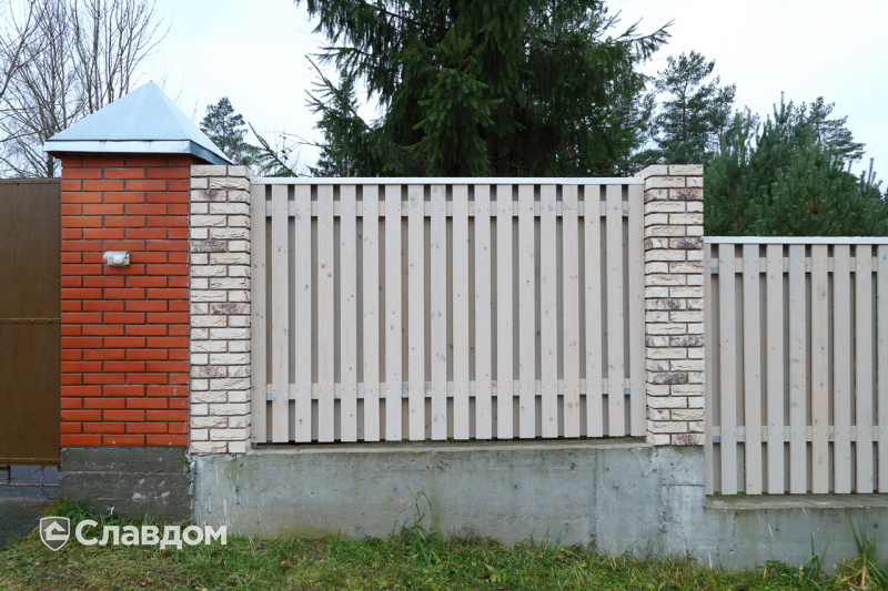 Забор со столбами из кирпича ENGELS HANDFORM Ladoga