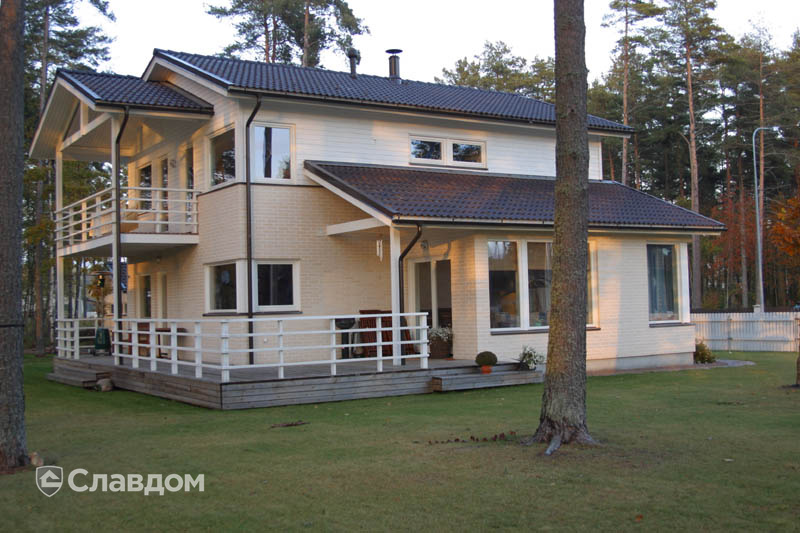 Двухэтажный дом с коричневой крышей с облицовкой кирпичом Terca Kuura гладкий