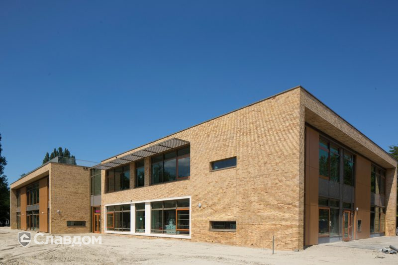 Здание школы Roelof Venema с облицовкой кирпичом Terca Sussex Multi Gesinterd