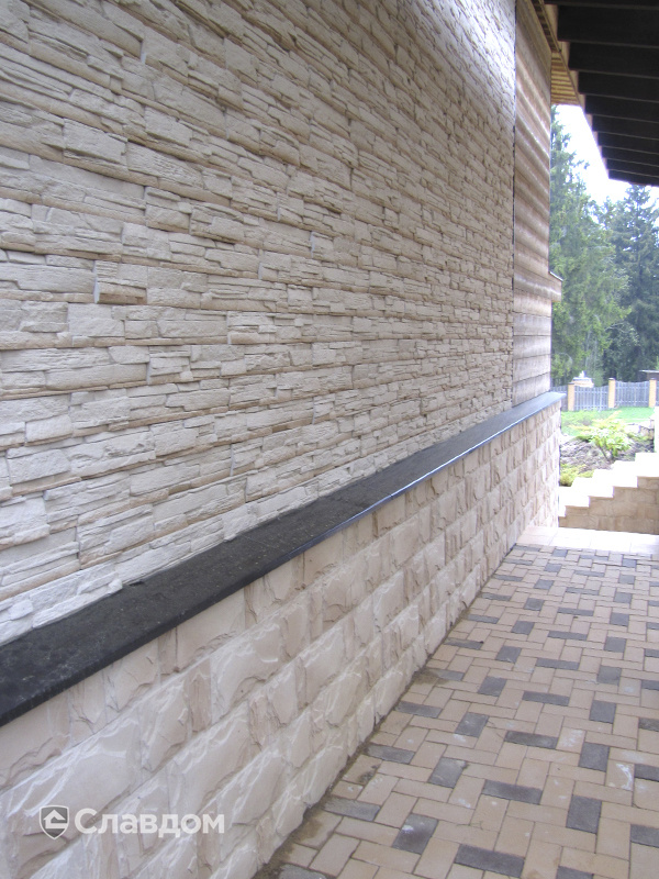 Фасад частного дома, облицованный искусственным камнем БАЛТФАСАД Памир 010 и Горный пласт 010 