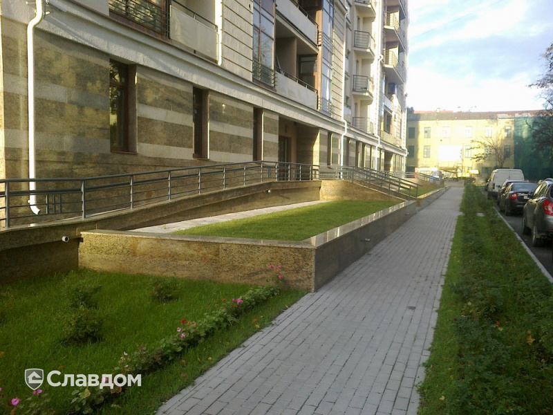 Жилой дом со встроенными помещениями и подземной парковкой в Санкт-Петербурге