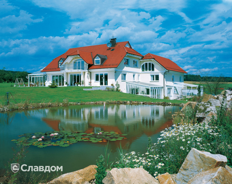Дом у озера с крышей из черепицы Creaton Futura Rot Glasiert