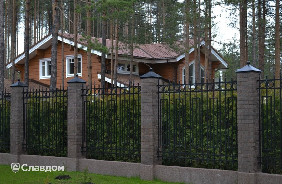 Частный дом с крышей из черепицы BRAAS