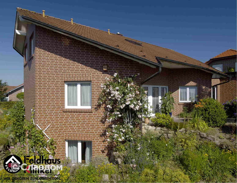 Двухэтажный частный дом с облицовкой кирпичом Feldhaus Klinker 400 carmesi liso