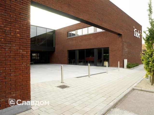 Объект общественного назначения с облицовкой кирпичом Terca Wijnrood