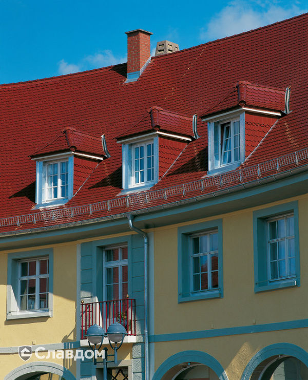 Многоквартирный двухэтажный дом с крышей из черепицы Creaton Biber Klassik Braun Glasiert.