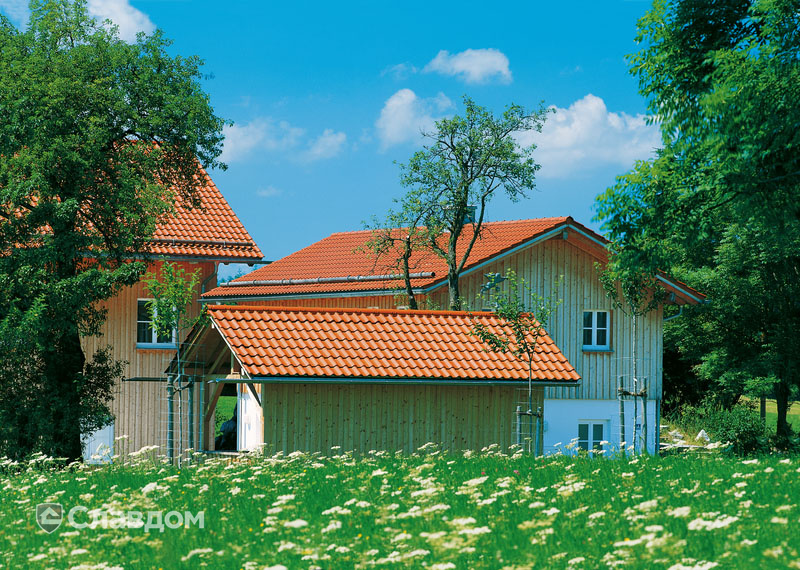 Жилой дом в деревне с крышей из черепицы Creaton Harmonie Naturrot