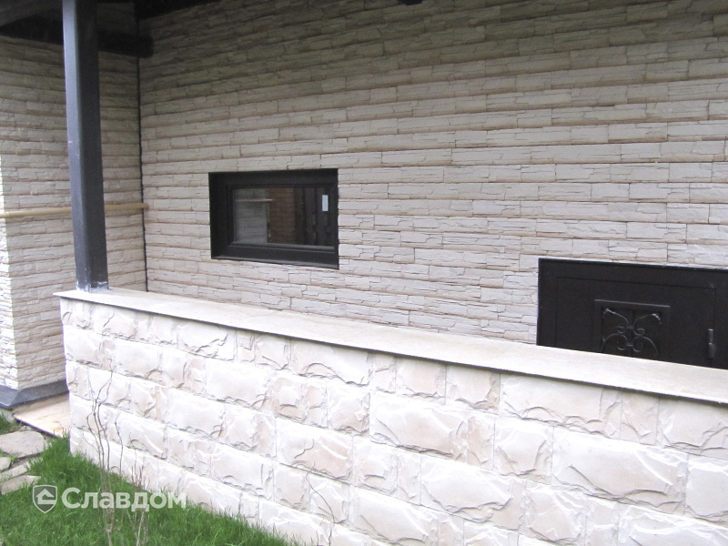Фасад частного дома, облицованный искусственным камнем БАЛТФАСАД Памир 010 и Горный пласт 010 