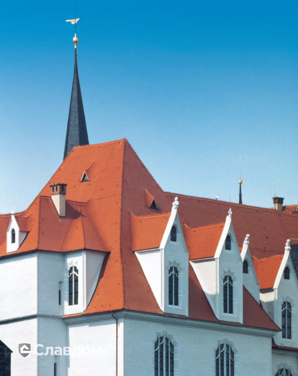 Здание в готическом стиле с крышей из черепицы Creaton Biber Klassik Naturrot