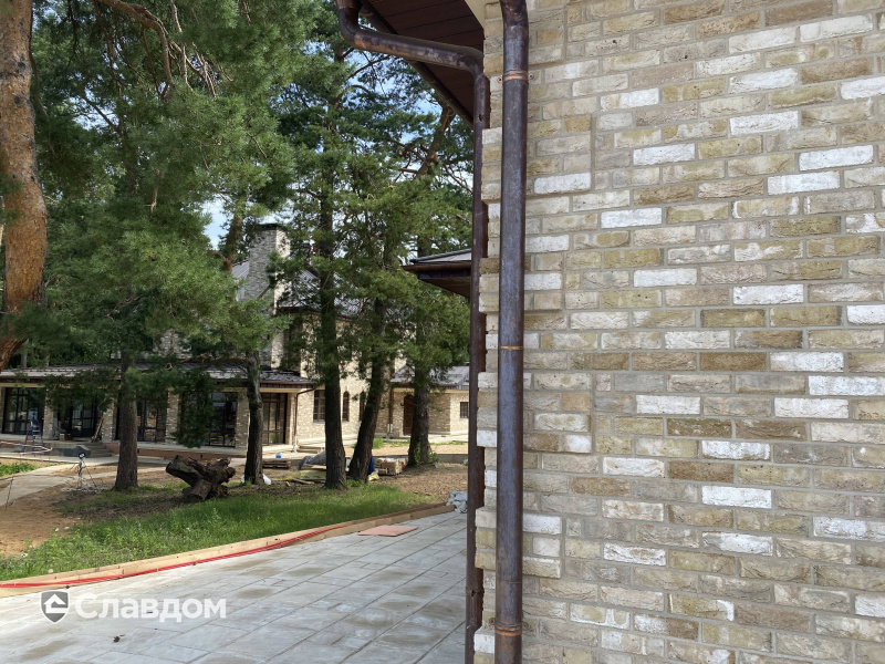 Резиденция в Московской области с облицовкой фасада и камина кирпичом ENGELS HANDFORM Carthago