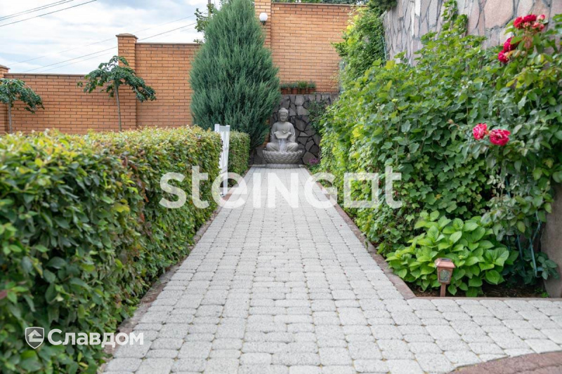 Загородный дом с выложенной дорожкой из тротуарной плитки Steingot Классика, цвет Bianco Nero