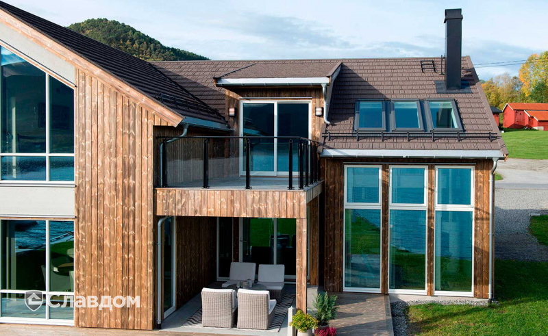 Частный дом на берегу  с использованием композитной черепицы AeroDek (DECRA) Stratos цвет серый валун