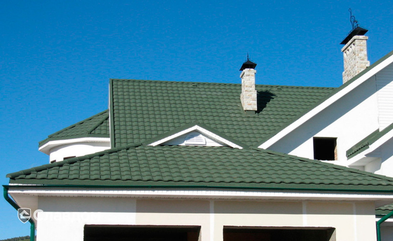 Загородный дом с покрытием крыши из композитной черепицы METROTILE МетроРоман зеленый