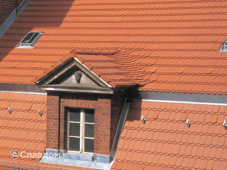 Крыша жилого дома с применением черепицы Braas Опал натуральный красный
