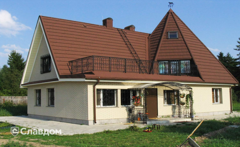 Загородный дом с покрытием крыши из композитной черепицы METROTILE МетроШейк - II кофе