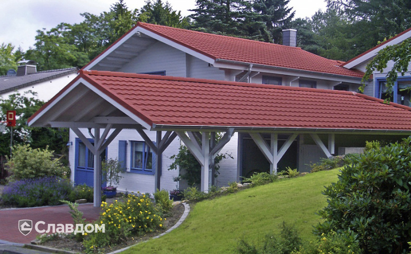 Крыша частного загородного дома, выполненная из композитной черепицы AeroDek (Decra) Classic цвет осенний каприз