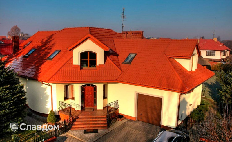 Загородный дом с использованием композитной черепицы AeroDek (DECRA) Classic цвет осенний каприз