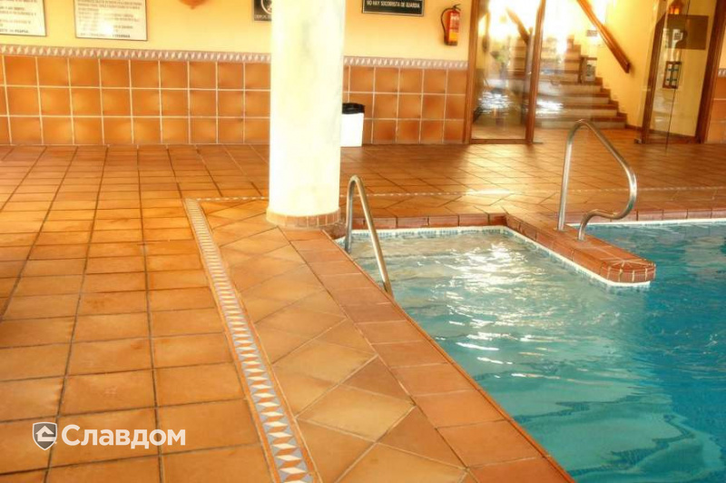 Крытый бассейн с применением плитки Gres Aragon Natural