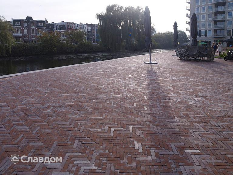 Пешеходная зона в Амстердаме с применением брусчатки Penter Rosa Wasserstrich DF