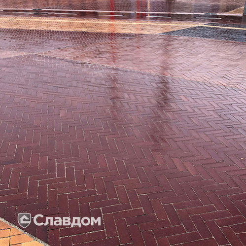 Микс брусчатки MUHR 03 Naturrot, 08 Lachsrot и 10 Violettblau geflammt на Красной площади в Дании