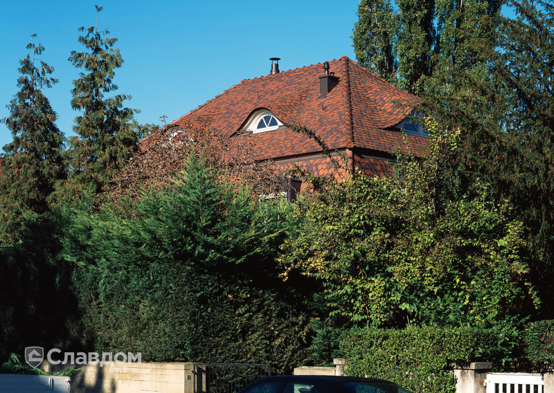 Частный дом с крышей из черепицы Creaton Biber Klassik Naturrot geflammt engobiert