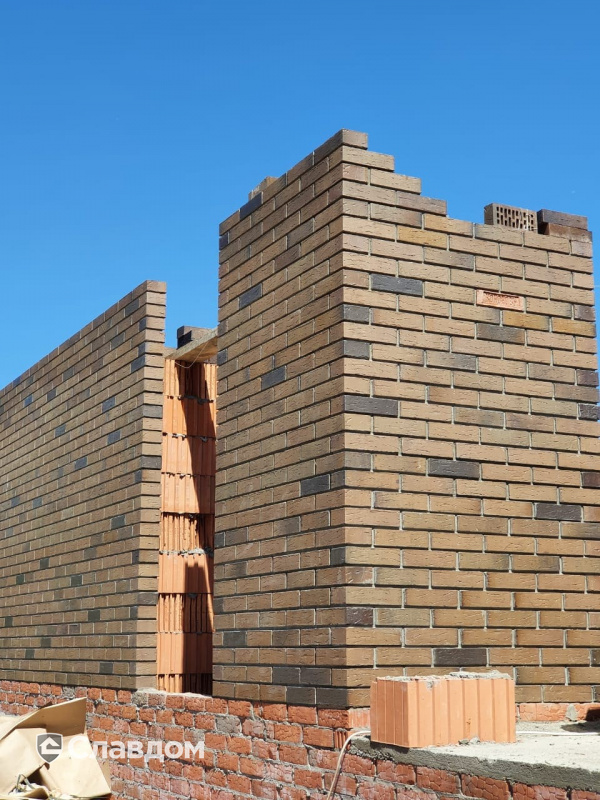 Строящийся частный дом с использованием керамического кирпича Konigstein Мангейм Сепия