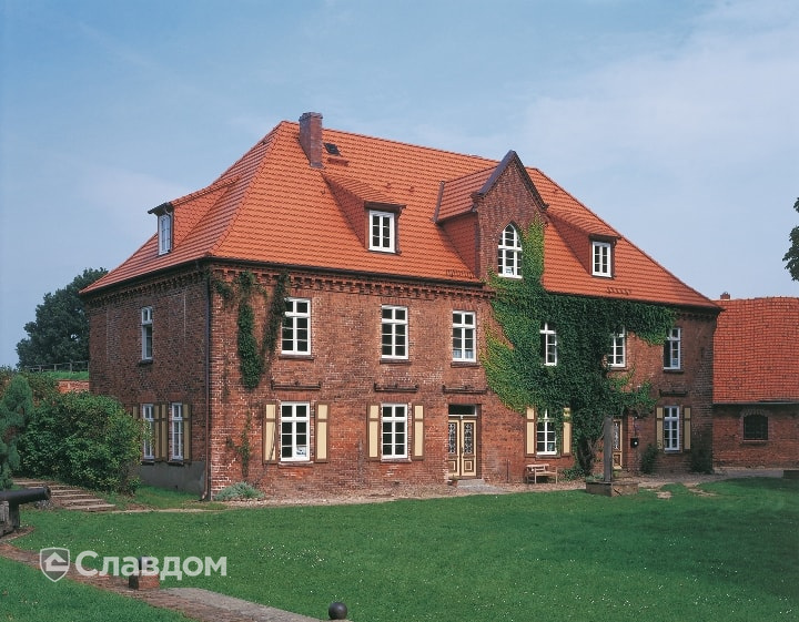 Замок Демитц в Германии с применением черепицы Braas Опал натуральный красный