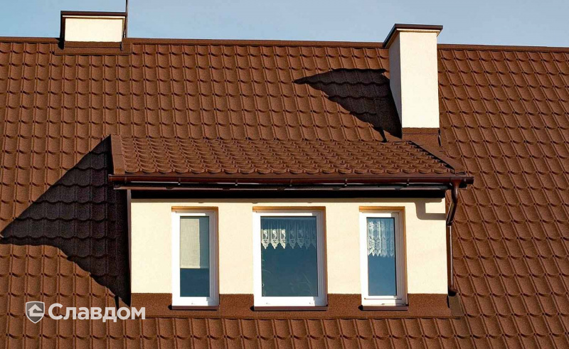 Крыша частного дома с использованием композитной черепицы  AeroDek (DECRA) Classic цвет тик 