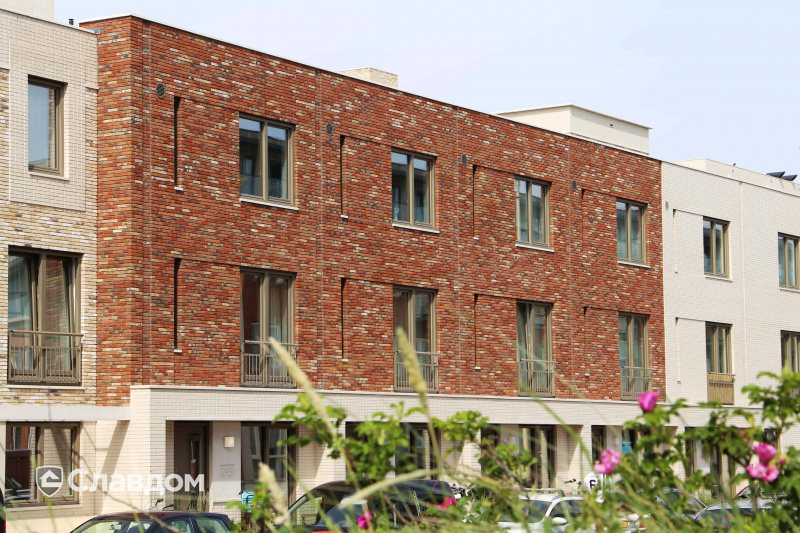 Двухэтажный дом с применением керамических кирпичей ENGELS HANDFORM Tiffany + Limburgs