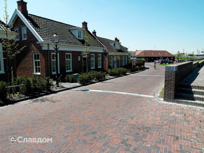 Улица в Фрисландии с применением брусчатки Penter Rosa wasserstrich
