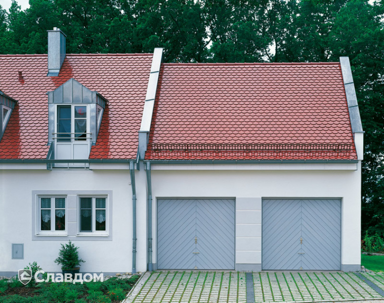 Дом и гараж с крышей из черепицы Creaton Biber Klassik Rot Glasiert