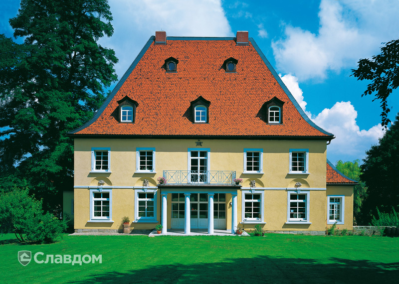 Частный двухэтажный дом с крышей из черепицы Creaton Biber Klassik Naturrot