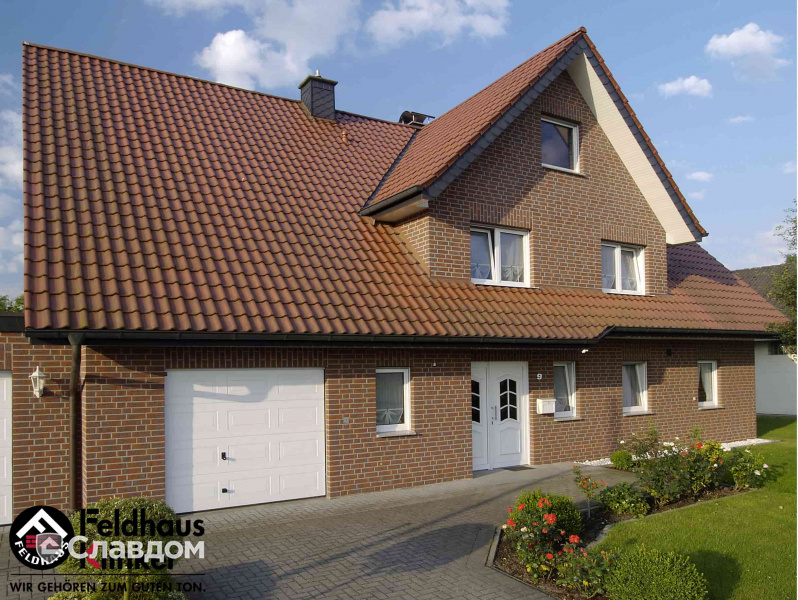 Трехэтажный загородный дом с беседкой с облицовкой кирпичом Feldhaus Kiinker 335 carmesi antic mana