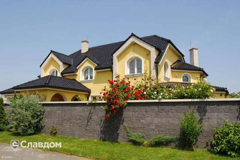 Двухэтажный дом с черепицей TONDACH Романская 71-черный глазурь
