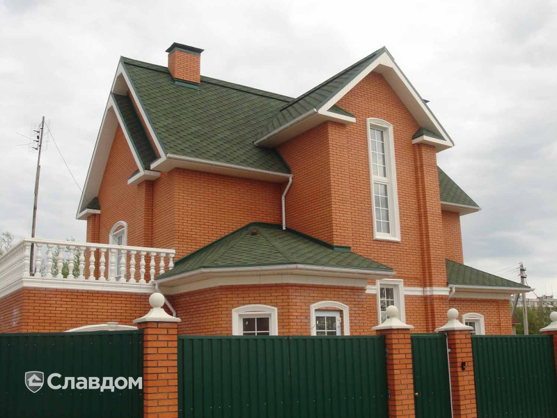 Трехэтажный дом с применением мягкой кровли TEGOLA Нордик Зеленый с отливом