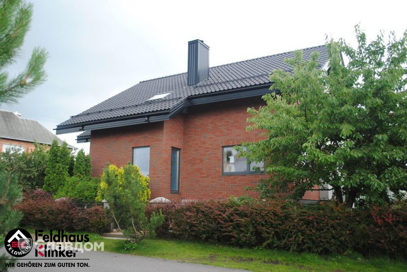 Частный дом с облицовкой кирпичом Feldhaus Klinker 689 sintra ardor